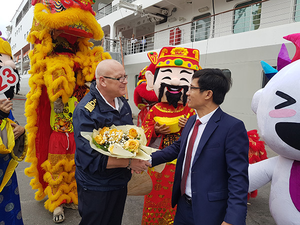 Phó Giám đốc Sở Du lịch Đà Nẵng tán Văn Vương tặng hoa chúc mừng thuyền trưởng tàu du lịch biển quốc Silver Spirit 