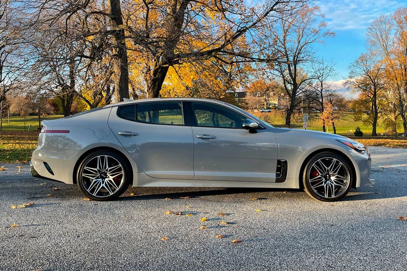 2. Kia Stinger (giá: 37.135-51.290 USD).