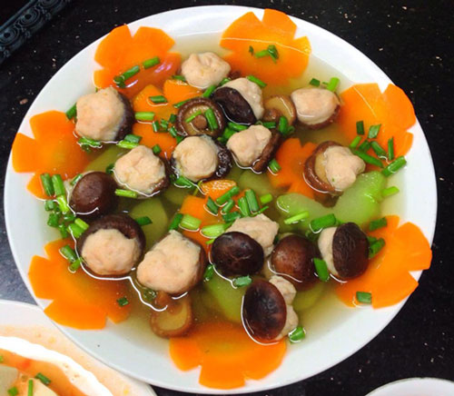 Tự nấu canh mọc nấm hương giúp dễ tiêu sau Tết ai ăn cũng mê