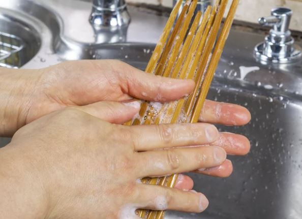 Bác sĩ cảnh báo cách rửa đũa cực nguy hiểm mà nhiều gia đình vẫn làm