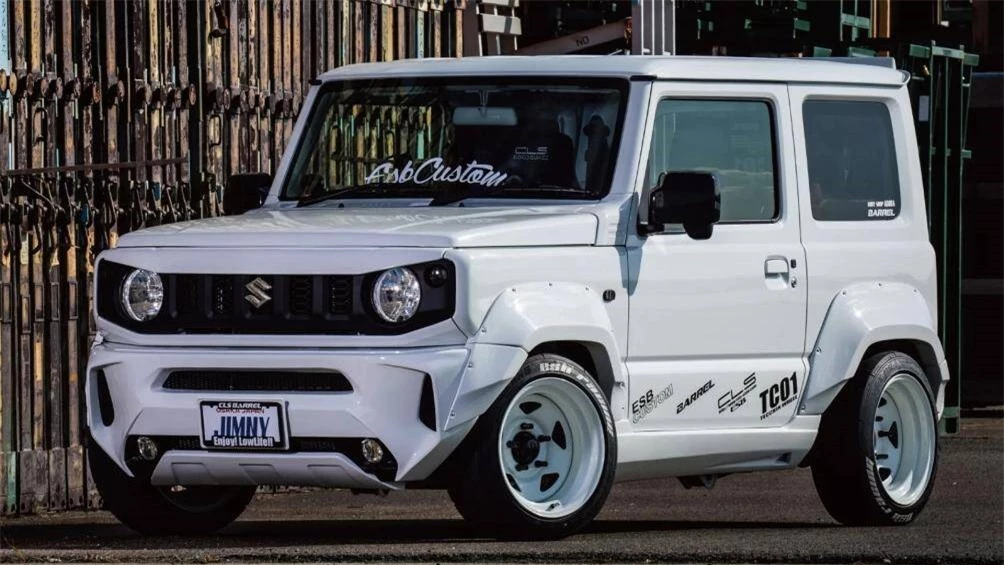 suzuki jimny noi bat hon voi goi do ngoai that hinh 1