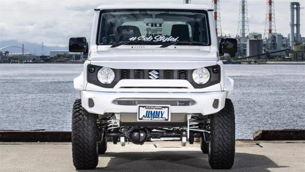 suzuki jimny noi bat hon voi goi do ngoai that hinh 2