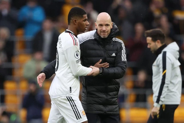 HLV Ten Hag khuyên Rashford từ chối PSG