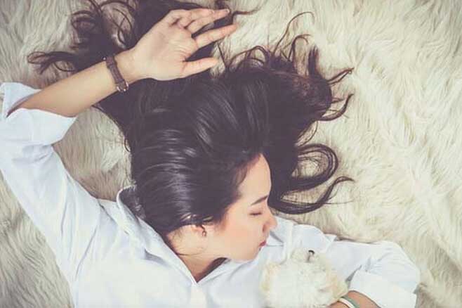 6 tác hại của việc xõa tóc khi đi ngủ khiến chị em giật mình