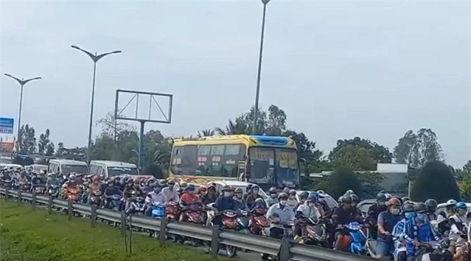 Người đi xe máy chen nhau từng chút để di chuyển trên Quốc lộ 1, đoạn qua thị xã Bình Minh, tỉnh Vĩnh Long.