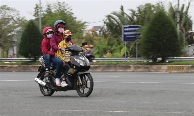 Nhiều người dân miền Tây chọn xe máy là phương tiện di chuyển đi, về trong dịp Tết.