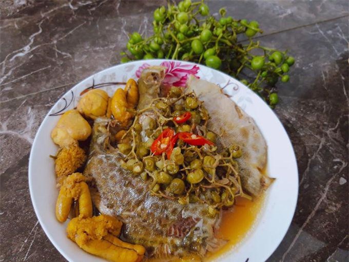 Cá nâu kho với trái giác, ngon nhất là ăn kèm với rau rừng U Minh