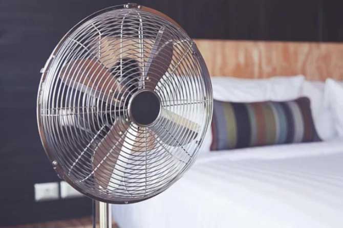Lợi ích "thần kỳ" của việc vừa bật quạt vừa đắp chăn, ai nghe xong cũng thích