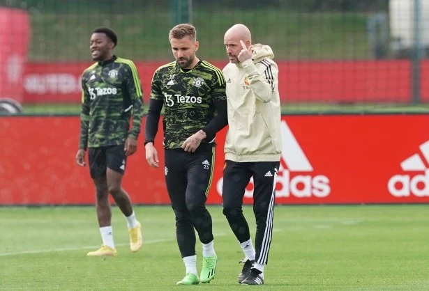 HLV Erik ten Hag xác nhận Luke Shaw đã bị ốm