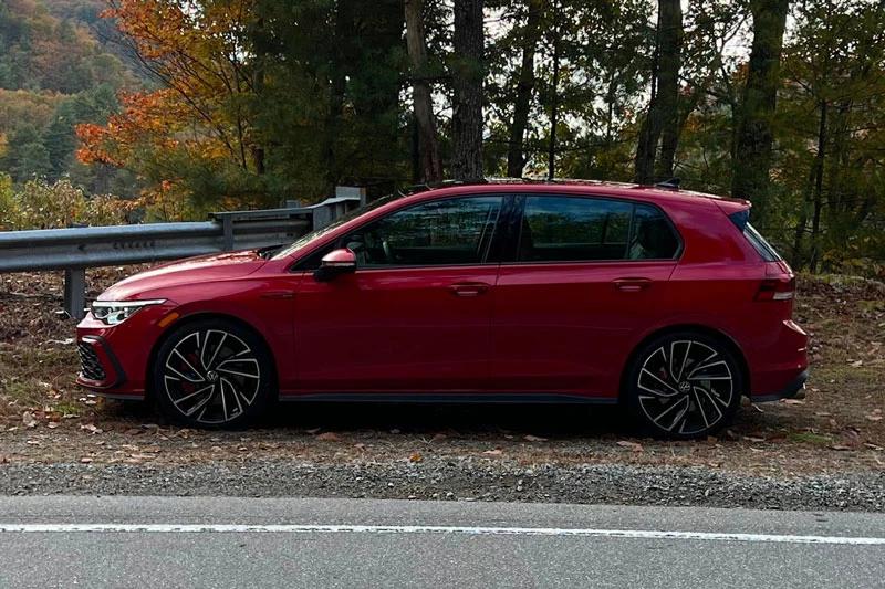 2. Volkswagen Golf GTI 2023 (giá khởi điểm: 30.530 USD).