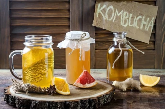 Kombucha l&agrave; một loại tr&agrave; l&ecirc;n men đ&atilde; trở n&ecirc;n phổ biến trong giới thực phẩm sức khỏe, n&oacute; c&oacute; từ 2000 năm trước trong lịch sử Trung Quốc.