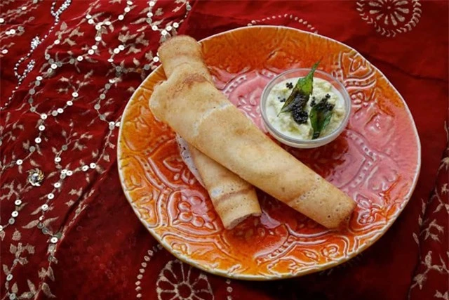 Ở miền Nam Ấn Độ, dosas l&agrave; một m&oacute;n ăn nhẹ phổ biến tương tự như b&aacute;nh kếp. Ch&uacute;ng được l&agrave;m bằng bột gạo l&ecirc;n men v&agrave; đậu lăng. &nbsp;