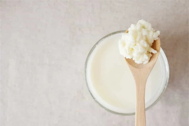 Kefir gi&uacute;p bạn dễ ngủ - N&oacute; chứa tryptophan, c&ugrave;ng một loại axit amin khiến bạn mệt mỏi sau khi ăn một bữa ăn nhiều thịt. N&oacute; cũng l&agrave; một nguồn protein v&agrave; canxi l&agrave;nh mạnh. &nbsp;