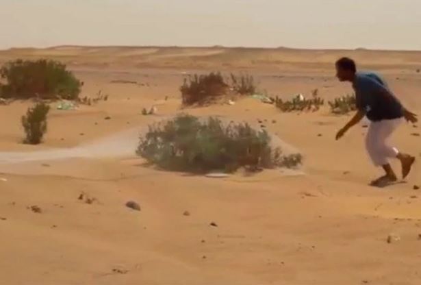 Clip: Ngỡ ngàng trước cảnh mang chài ra sa mạc để… bắt chim