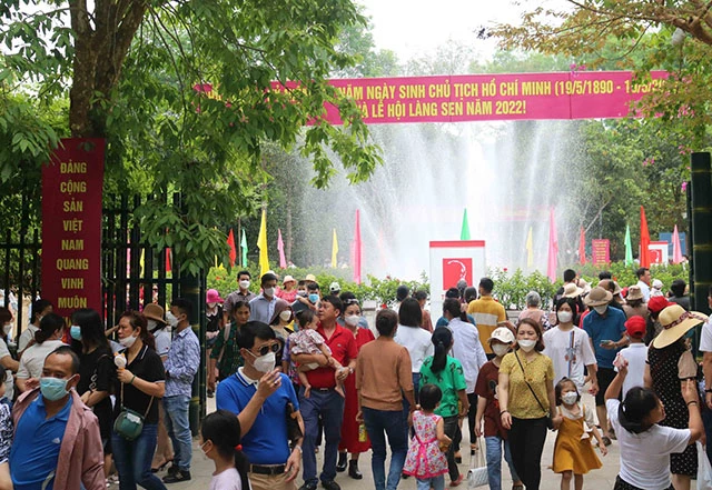 Hàng nghìn du khách về thăm và dâng hương ở quê Bác vào dịp Tết.