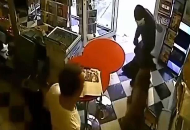 Clip: Chó liều mạng tấn công cướp để cứu chú