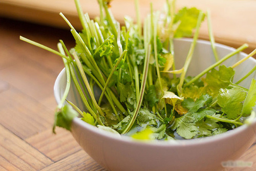 Da sáng mịn, hết tàn nhang nhờ rau mùi