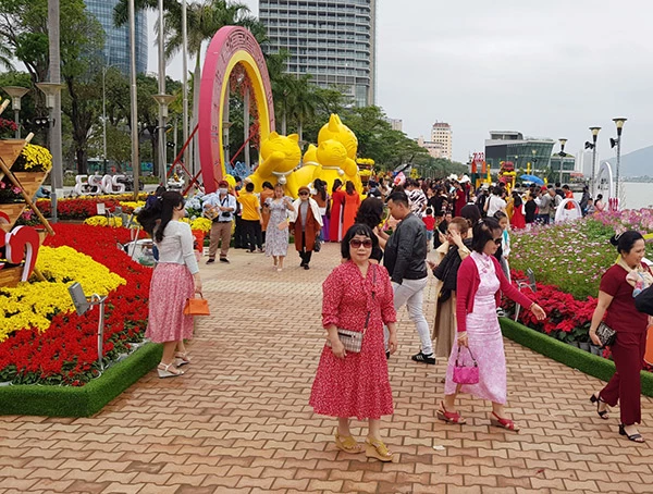 Đông đảo người dân và du khách thưởng lãm đường hoa bên sông Hàn (TP Đà Nẵng) dịp Tết Nguyên đán Quý Mão 2023