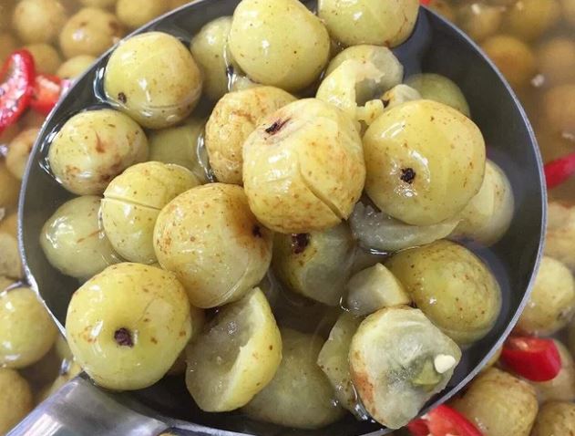 1 loại quả giàu vitamin C gấp 20 lần cam giúp tăng cường collagen, trước là quả mọc dại ai cũng chê