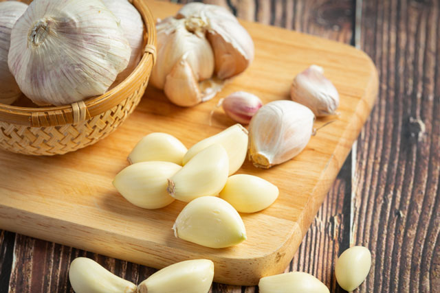 5 nhóm người không nên ăn tỏi trong mùa đông