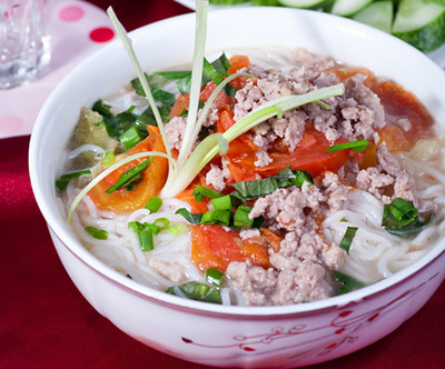 Cách làm món bún thịt nấu chua cho bữa sáng chỉ 15 phút