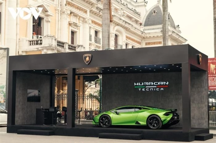 Chiếc Lamborghini Huracan Tecnica được trưng bày tại Hà Nội mang màu sơn Verde Selvans.