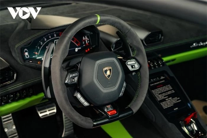 Xe vẫn được trang bị ba chế độ lái gồm Strada, Sport và Corsa tương tự như những chiếc Lamborghini Huracan khác. Trên phiên bản này, Lamborghini trang bị cho xe công nghệ đánh lái trục bánh sau, điều khiển mô-men xoắn theo vector, phanh gốm – sợi carbon và hệ thống điều khiển LDVI (Lamborghini Dinamica Veicolo Integrata).