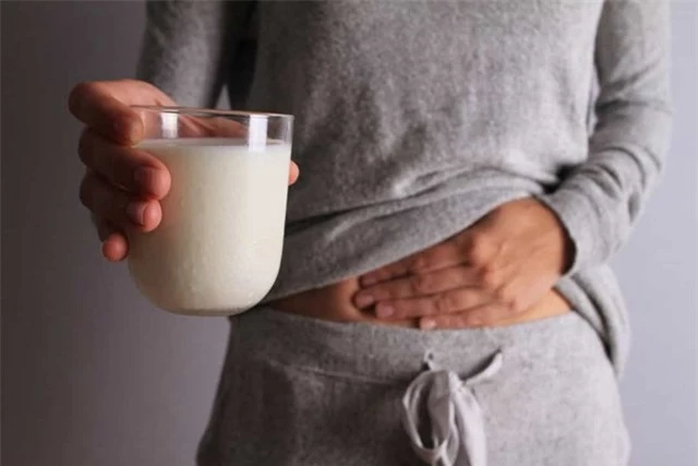 Kh&ocirc;ng dung nạp lactose&nbsp;- Những người kh&ocirc;ng dung nạp lactose gặp kh&oacute; khăn trong việc ti&ecirc;u h&oacute;a đường c&oacute; trong sữa.&nbsp;Cơ thể của họ kh&ocirc;ng sản xuất đủ enzyme, lactase, chịu tr&aacute;ch nhiệm ph&acirc;n hủy v&agrave; ti&ecirc;u h&oacute;a đường.