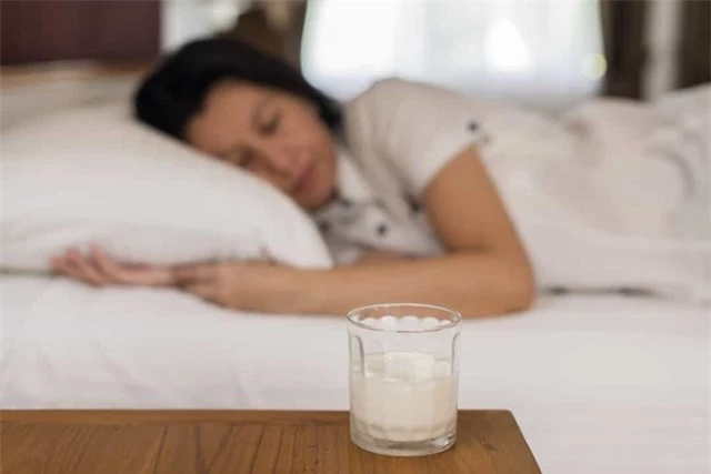 Tốt cho giấc ngủ&nbsp;- Sữa cũng c&oacute; thể gi&uacute;p bạn dễ ngủ.&nbsp;Tr&ecirc;n thực tế, canxi k&iacute;ch th&iacute;ch sự thư gi&atilde;n, v&agrave; axit amin, tryptophan, l&agrave;m tăng lượng serotonin trong n&atilde;o, l&agrave; chất dẫn truyền thần kinh quan trọng cho giấc ngủ.