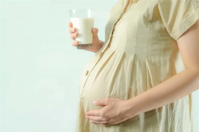 B&agrave; bầu uống sữa được kh&ocirc;ng?&nbsp;- Thực phẩm n&agrave;y l&agrave; nguồn cung cấp canxi v&agrave; protein thiết yếu c&oacute; lợi cho thai nhi đang ph&aacute;t triển.