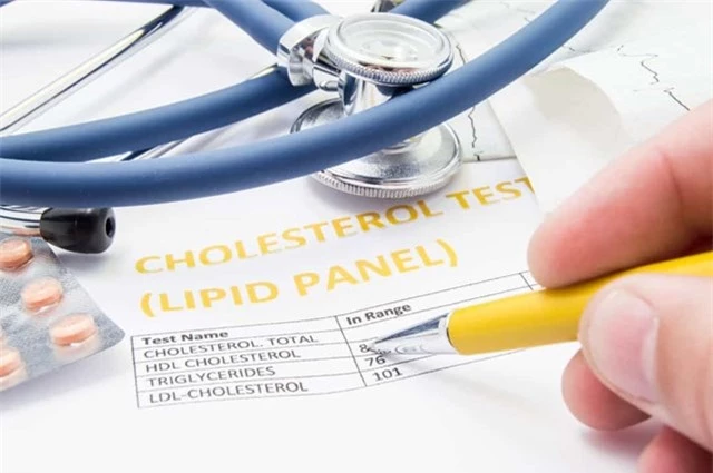 Cholesterol&nbsp;- Một nghi&ecirc;n cứu gần đ&acirc;y tuy&ecirc;n bố rằng uống sữa c&oacute; thể gi&uacute;p kiểm so&aacute;t bệnh b&eacute;o ph&igrave; v&agrave; bệnh tiểu đường, đồng thời kiểm so&aacute;t mức cholesterol trong m&aacute;u.