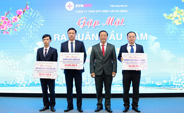 Chủ tịch kiêm Giám đốc PC Đà Nẵng Lê Hồng Cương khen thưởng Đội Quản lý vận hành lưới điện cao thế, Điện lực Cẩm Lệ và Điện lực Thanh Khê đã có tành tích đảm bảo cấp điện an toàn, liên tục trong dịp Tết Nguyên đán Quý Mão 2023