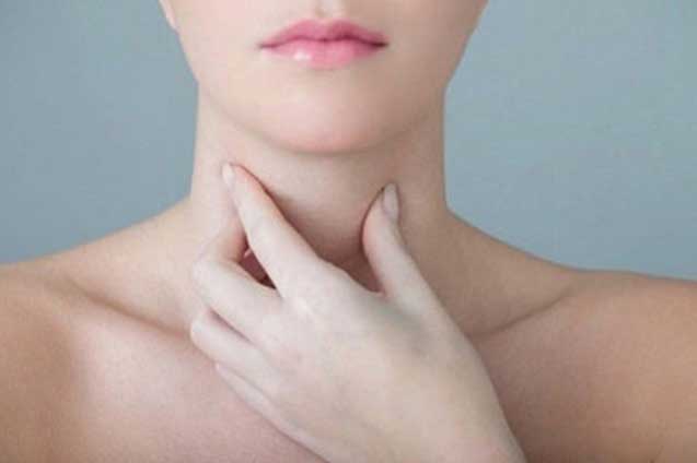 Sờ tay lên cổ theo cách này cũng biết có bị bướu tuyến giáp không: Thấy 1 điểm bất thường cũng nên đi khám