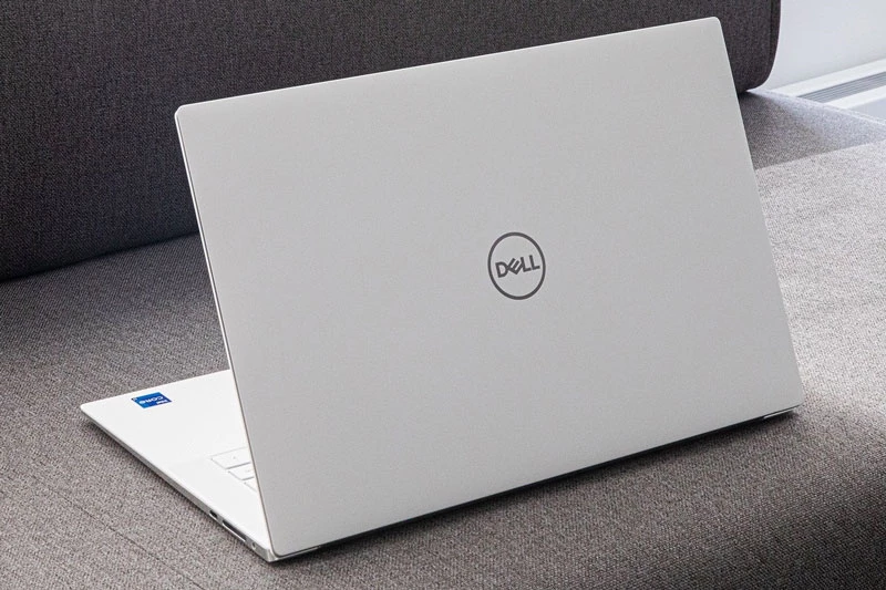 5. Dell XPS 15 OLED 9520 (giá khởi điểm: 2.199 USD).