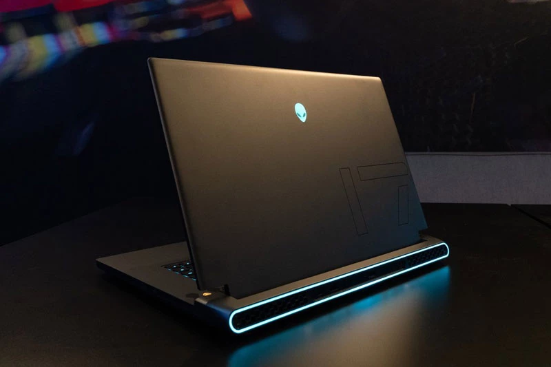 8. Alienware m17 R5 (giá khởi điểm: 1.400 USD).