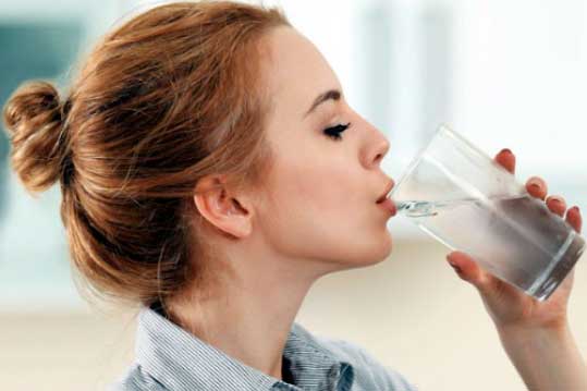 Uống nước vô tội vạ phá hủy sức khỏe, cần bỏ ngay trước khi quá muộn