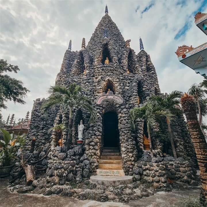 Chùa độc lạ ở Cam Ranh có kiến trúc làm từ vỏ ốc huyền bí như lâu đài Long Vương - 1
