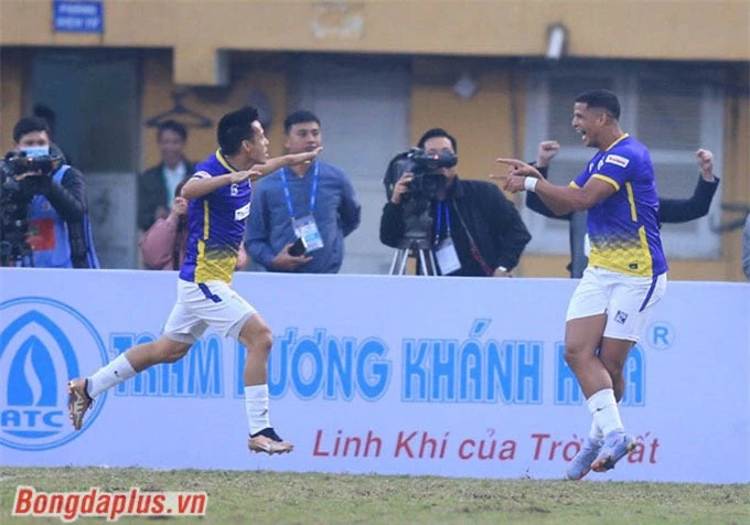 Lucao đưa Hà Nội FC vượt lên - Ảnh: Minh Tuấn 