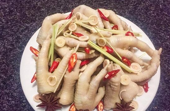 Chuẩn bị chân gà muối sả ớt giòn ngon đãi cả nhà dịp cuối tuần