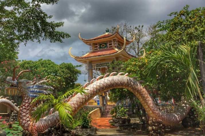 Chùa độc lạ ở Cam Ranh có kiến trúc làm từ vỏ ốc huyền bí như lâu đài Long Vương