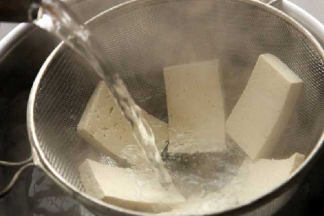 Mách các chị em ngâm đậu phụ với thứ này trước khi rán đảm bảo đậu sẽ vàng ươm ngon tuyệt hảo