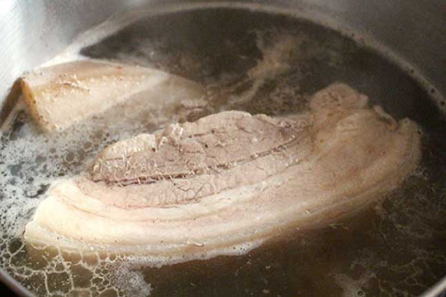 Luộc thịt kiểu này mới loại được mọi độc tố, lại thơm ngon trắng giòn ai ăn cũng tấm tắc khen