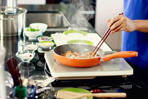 Chị em hãy dừng ngay lập tức 5 thói quen xấu khi nấu ăn này để tránh rước bệnh cho cả nhà
