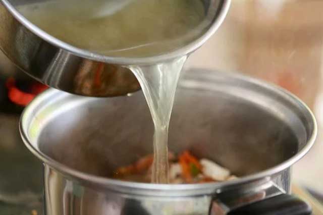 Chẳng may lỡ tay nêm canh quá mặn cũng đừng vội bỏ đi vì chỉ cần thêm thứ này canh lại thơm ngon hơn