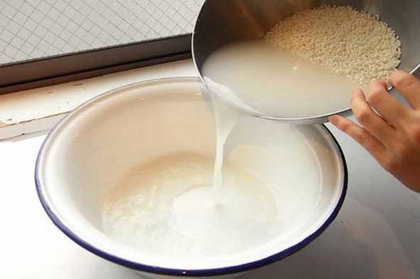 Nước vo gạo đổ đi thì phí, giữ lại có vô vàn công dụng