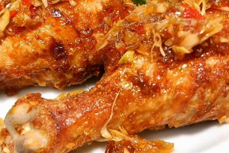 Thực đơn cơm chiều: Đùi gà chiên giòn, nấm rơm xào thịt heo, canh bá bớp nấu măng