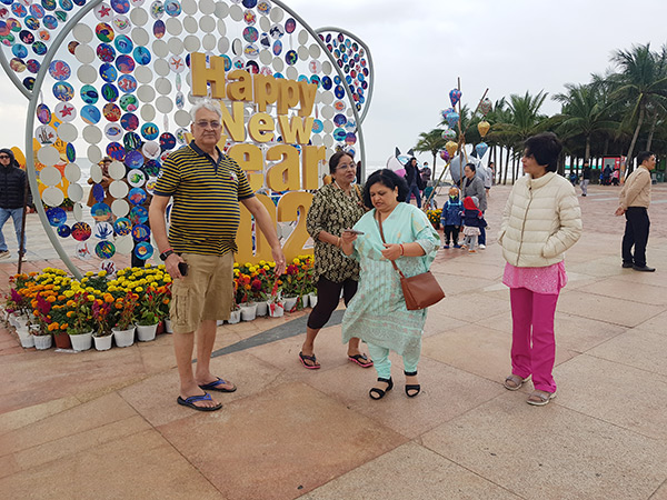 Du khách Ấn Độ tham quan điểm check-in tại Công viên Biển Đông (Đà Nẵng) trong dịp Tết Nguyên đán Quý Mão 2023