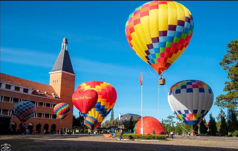 Người dân và du khách rất thích thú khi trải nghiệm bay khinh khí cầu ngắm Đà Lạt từ trên cao dịp Festival hoa Đà Lạt 2022. (Ảnh: Ngô Văn Lai)