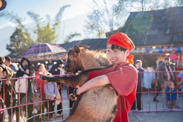Tưng bừng khai mạc Lễ hội khèn hoa trên đỉnh thiêng Fansipan