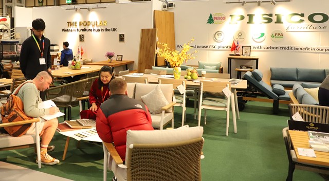 Quan khách tham khảo các sản phẩm đồ gỗ, nội thất Việt Nam